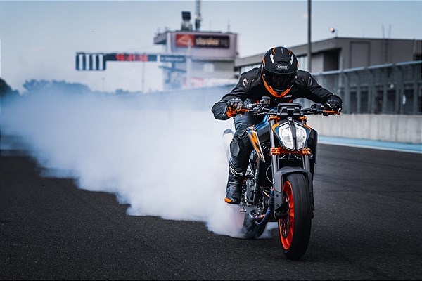 KTM 890 Duke R does a burnout